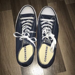 Men’s navy blue low top converse